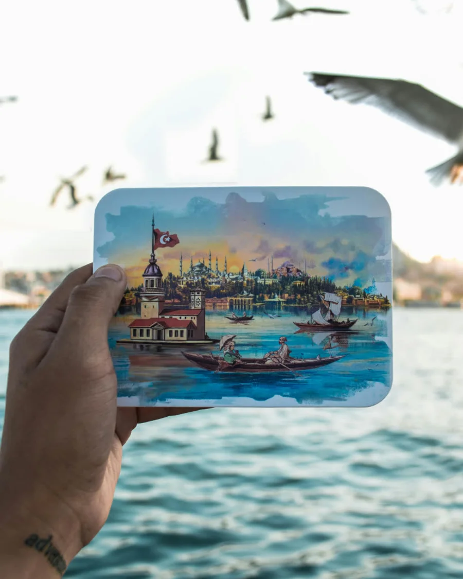 Una lámina ilustrada a mano frente al mar